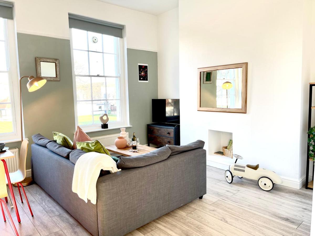 Am Living - Cheltenham Town Centre - St Georges Square Екстер'єр фото